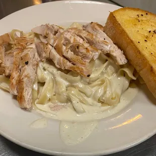 chicken alfredo special with garlic toast