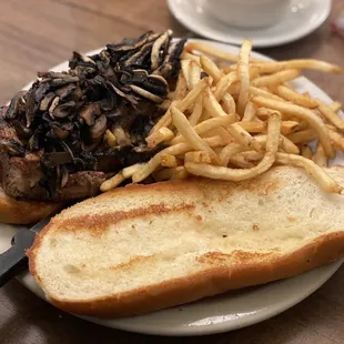 Bill&apos;ss Steak Sandwich with no lettuce or tomatoes, add mushrooms