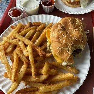 Willy burger, crunchy fries, small fish