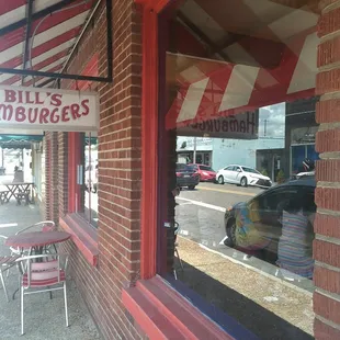 the outside of a restaurant