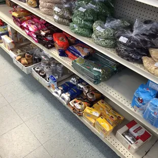 Yerba, alfajores, biscochos, dulce de batata, dulce de leche, budines, pepas, Maza para tartas, empanadas, sal parrillera, etc