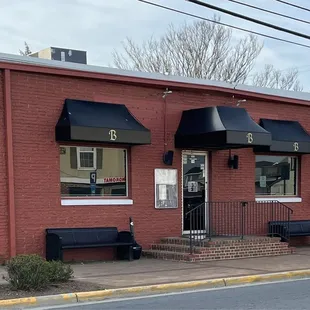 the outside of the restaurant