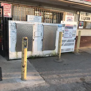 the front of a grocery store