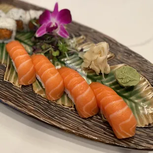 Salmon nigiri