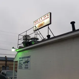 the sign on the roof of the restaurant