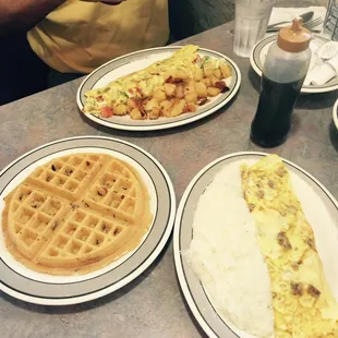 I think waffle and omelet is delicious food in this cafe. I love it!!