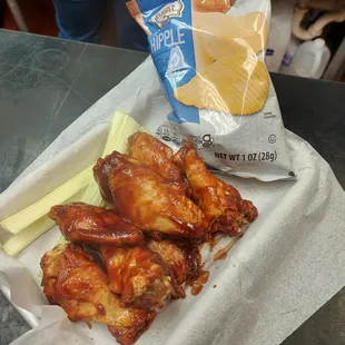 BBQ wings with chips