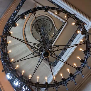 Grand chandelier hung with a single bolt