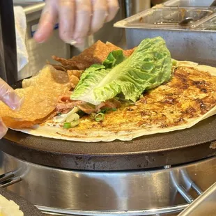 Crispy wonton crackers added with lettuce