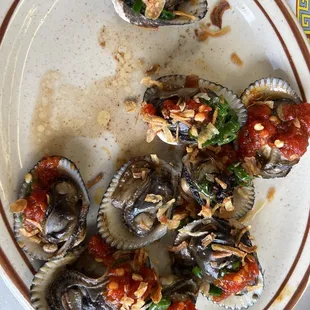 a plate of clams on a table