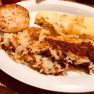 Veggie omelette with crispy hash browns!