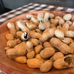 Salted peanuts in the shell served as complimentary snack.