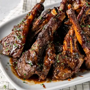 a plate of ribs with sauce