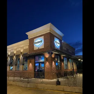 the outside of a restaurant