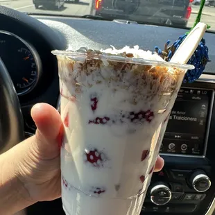 Fresas con crema, topped with granola and coconut