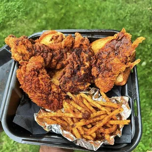 food, chicken wings and fried chicken