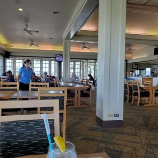 The dining area always seems so cool during the afternoon because of the Ewa winds.