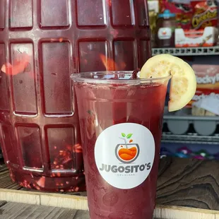 Agua de Jamaica con guayaba