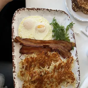 Eggs, applewood smoked bacon and hashbrowns
