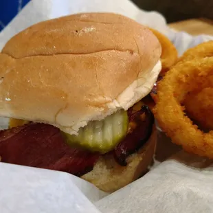 Bacon cheeseburger w/American cheese