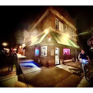 Outside Bird &apos;s Nest . 2500 N Southport Ave, Chicago, IL Pub Sport Bar Wings Burgers Pizza Salads Chili etc. Pool Darts JukeBox . Cool!