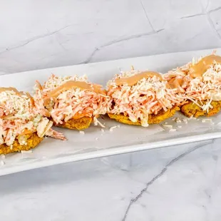 Mini beach tostones(4)
Shredded salad, grated white cheese, mixture of mayo-ketchup