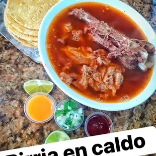 Birria de chivo en caldo