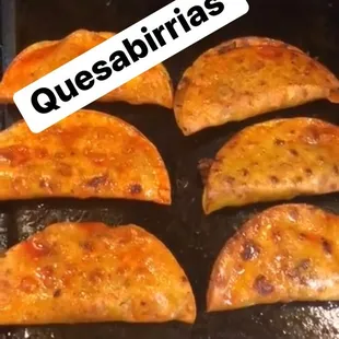 Tortilla con chile rojo queso y birria