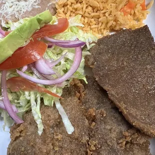 Milanesa de res con arroz frijol ensalada esta perra la comida en birriaqueen