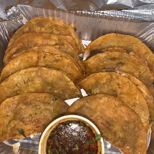 Quesabirrias y consommé