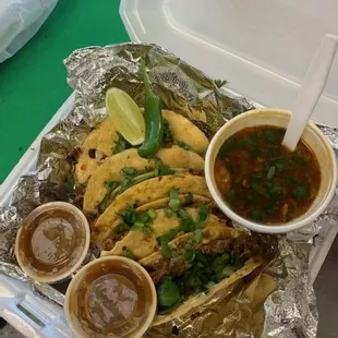 Tacos de birria con todo
