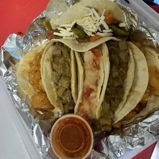 Variedad de tacos con salsa roja