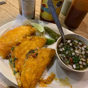 Tacos de birria con consomé