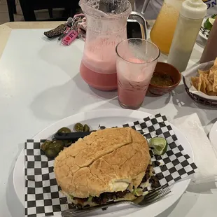 Torta de guacamole y agua de horchata con fresa