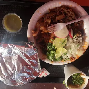 Plato de birria con consomé