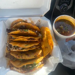 Quesabirrias con consume