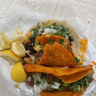 Quesas y un taco de adobada