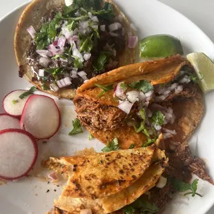 Tacos de birria y de cabeza