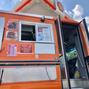 It&apos;s located in a Shell parking lot