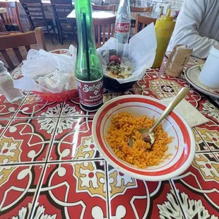 Tacos, quesabirrias, arroz, torta