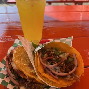 Quesataco Taco de birria Agua de Piña