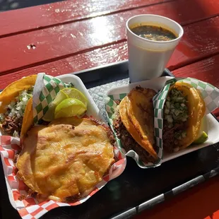 Quesataco  Taco de birria  Mulita Consomé