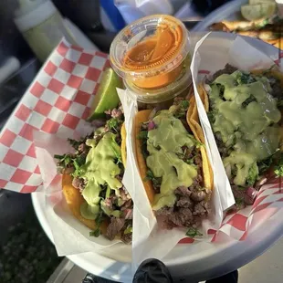 Tacos de asada con guacamole