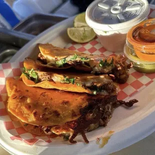 Quesabirrias consome