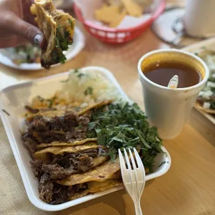 Quesatacos de Birria y consomé