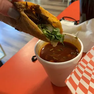 Quesabirria Tacos con consume