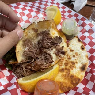 Quesabirria de res con harina tortillas