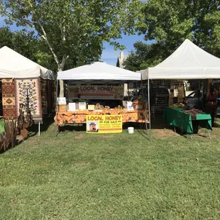 Honig Trail Honey. Featuring Raw, pure, unprocessed Local Honey and Pure Beeswax candles, Local Bee Pollen, Beeswax Lip Balms, Comb Honey