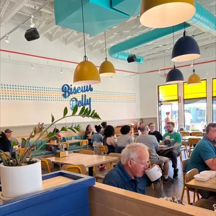 ople eating at a restaurant