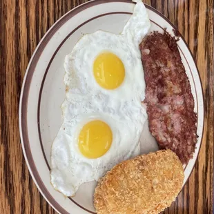 a plate of breakfast food